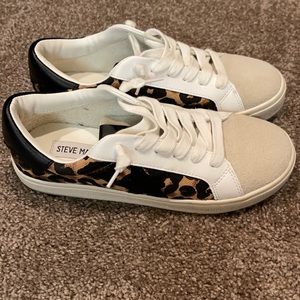 Great condition Steve Madden Sneakers. Only worn twice! Cute and comfy!